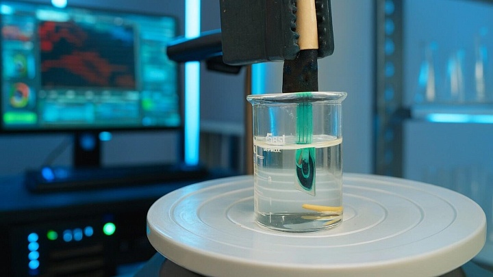 Ученые создали гаджет для проверки состава напитков