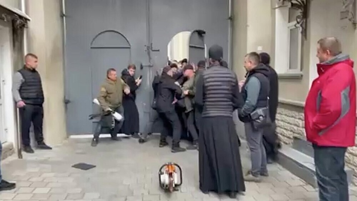 Неизвестные пытались захватить корпус в Почаевской лавре УПЦ