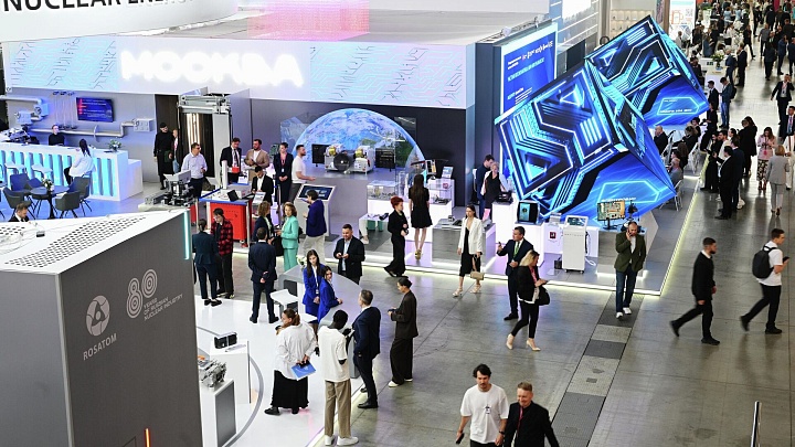 Мишустин осмотрел выставку "Иннопром" в Екатеринбурге