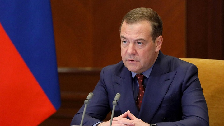 Медведев заявил, что Запад пытается уничтожить Россию любыми способами
