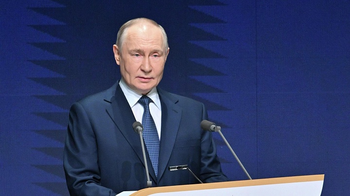 Путин поздравил известных россиян с Днем России