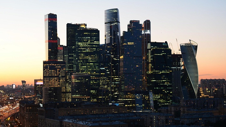 Экстремал Бойцов ко Дню России прыгнул с парашютом с башни в "Москва-Сити"